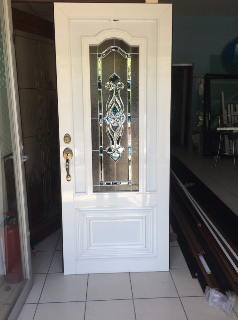 PUERTA DE ALUMINIO BLANCO CRISTAL TEMPLADO ADORNOS