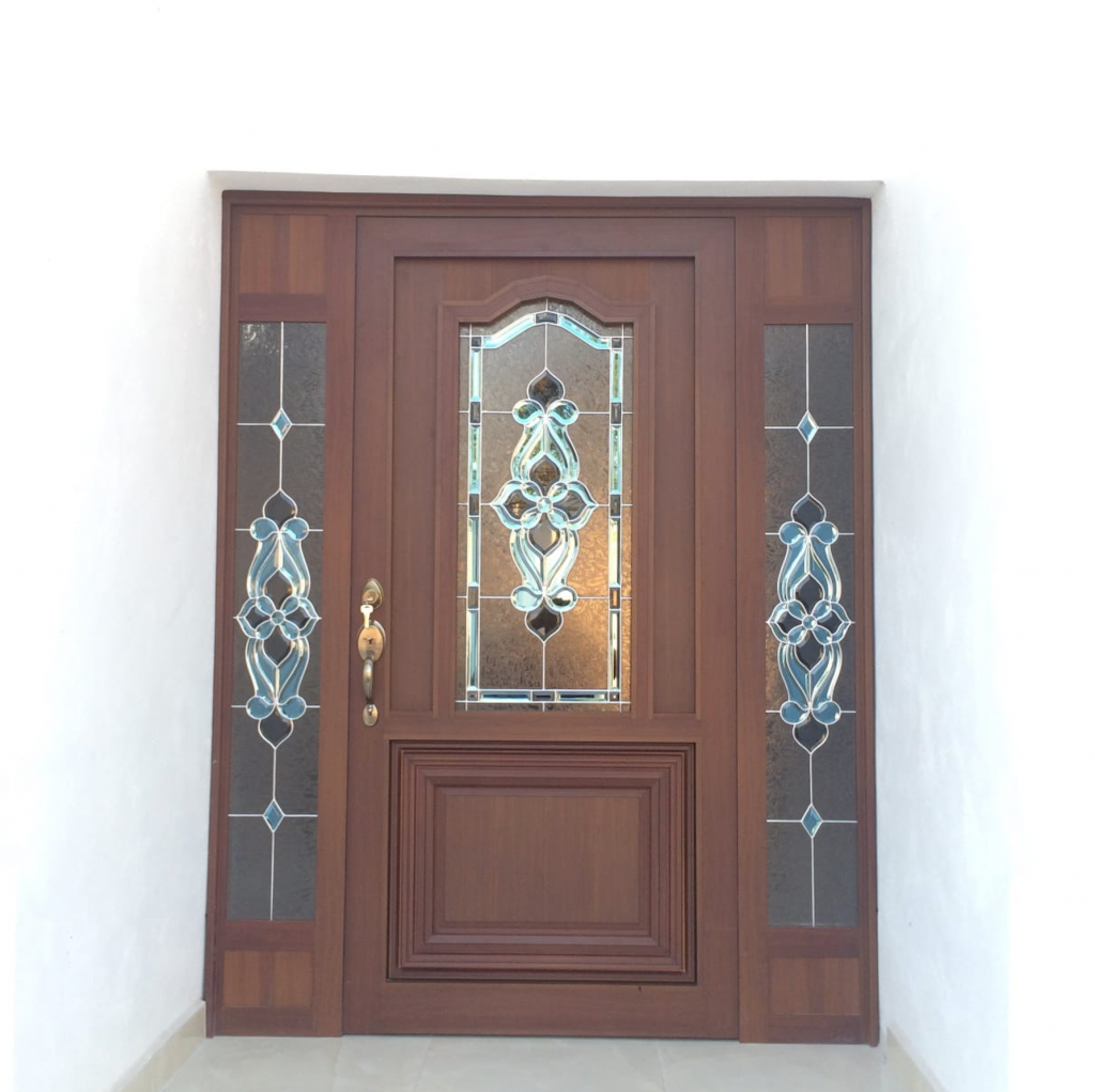 PUERTA DE ALUMINIO COLOR MADERA CON VENTANAS