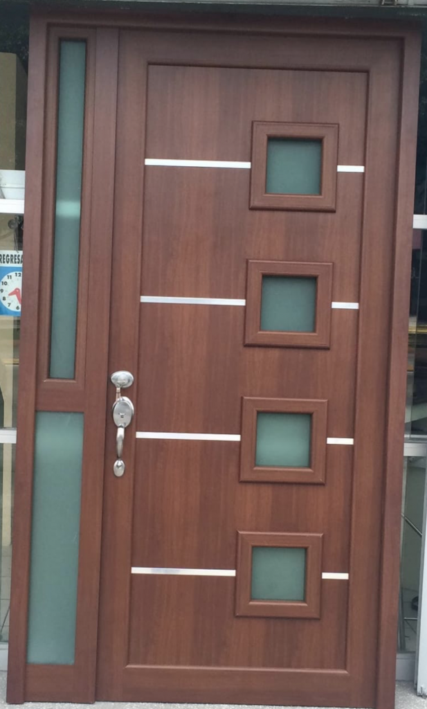 PUERTA DE ALUMINIO TIPO MADERA CON VENTANAS